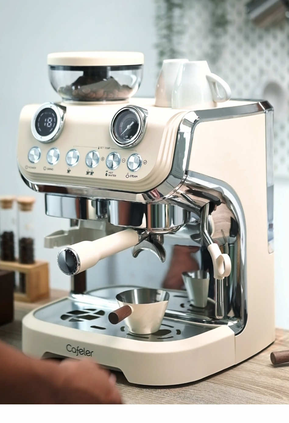 Mesin baru dari Cafeler ini desainnya retro, tapi performa modern. Bisa brew & steam barengan tanpa jeda. Udah ada grinder bawaan, pressure gauge, dan tangki air 2L yang mudah dilepas. Lengkap deh, cukup satu mesin bisa langsung pake aja. Cocok buat di rumah, pantry, atau mini café ✨ #cafeler #retro #espressomachine #mesinkopi #baristarumahan 