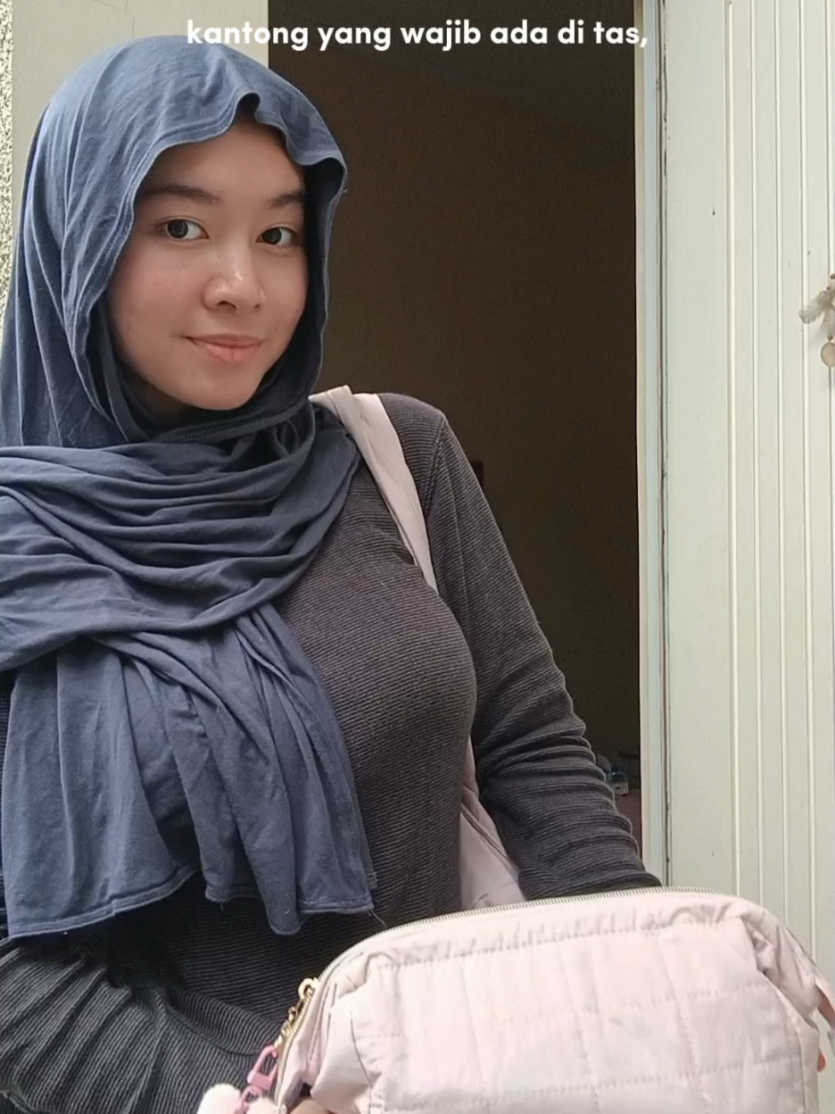 Tas makeup paling worth it!! Warnanya cantik, waterproof, muat banyak. AAAH I'm in love!!! Get yours on my yellow cart RIGHT NOW!!😆😍🛍️✨💗* #Bagsmartid  #packingwithBagsmart #bagsmartmakeupbag #bagsmart1111bigsale @bagsmart_official.id 