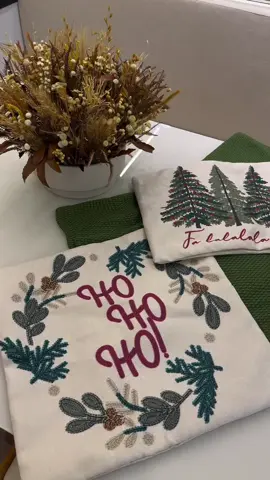Meu sofá que ganhou decoração desta vez!!!  Comente QUERO que te envio o link! Lembrando que os links não são clicáveis aqui na plataforma, então você precisa copiar, e colar no Whats ou Google, depois é só clicar em cima e já vai ser direcionado ao produto!!  #natal #nataldecorado #decoracaodenatal #natalino 