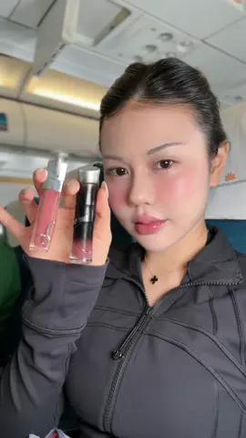 Màu son đi ra sân bay mà ce hỏi tui nhiều nhất nè