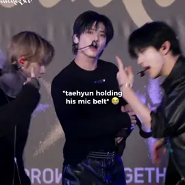 serving vocals while his mic was holding on for dear life, taehyun be like : no one CAN’T STOP me 🔥😭  #txt #taehyun 