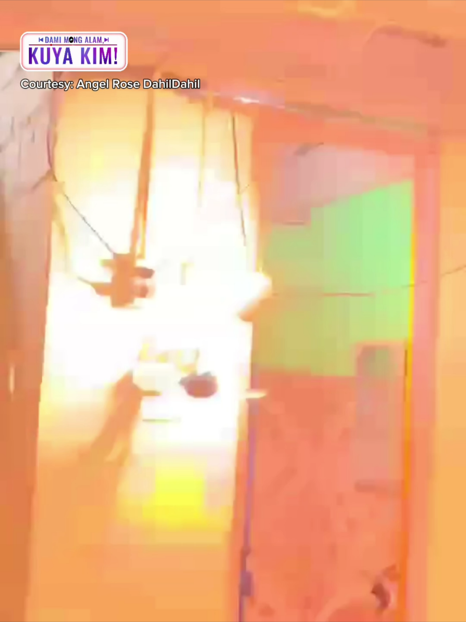 EXTENSION CORD, PUMUTOK AT NAGLIYAB! Ang extension cord na ito sa isang bahay, biglang pumutok at nagliyab! Ano nga ba ang dapat gawin sa mga ganitong klaseng insidente? At paano maiiwasan ang ganitong klaseng peligro? Abangan ang buong kuwento sa #DamiMongAlamKuyaKim, Sabado, 10:45 AM, sa GMA. Courtesy: Angel Rose DahilDahil