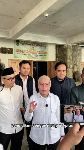 Silaturahmi bersama pimpinan Pondok Pesantren Zawiyah Garut hari ini memberikan banyak pelajaran berharga. 🌿 Menurut saya, pondok pesantren adalah lembaga pendidikan dengan nilai plus-plus — karena di sana anak-anak kita tidak hanya mendapatkan ilmu pengetahuan, tetapi juga dibekali pondasi agama yang kuat, akhlak yang baik, dan disiplin yang tinggi. 📚🤍 Di momentum Hari Santri ini, mari kita apresiasi para santri, ustaz, dan ustazah yang telah menjadi penjaga nilai-nilai keislaman dan kebangsaan. Selamat Hari Santri! Semoga semangat para santri terus menjadi cahaya bagi masa depan bangsa. 🇮🇩✨ #IbuLolaNelriaOktavia #DPRRI #FraksiNasDem #HariSantri #Garut #PondokPesantrenZawiyah #SantriHebat #SantriMandiri