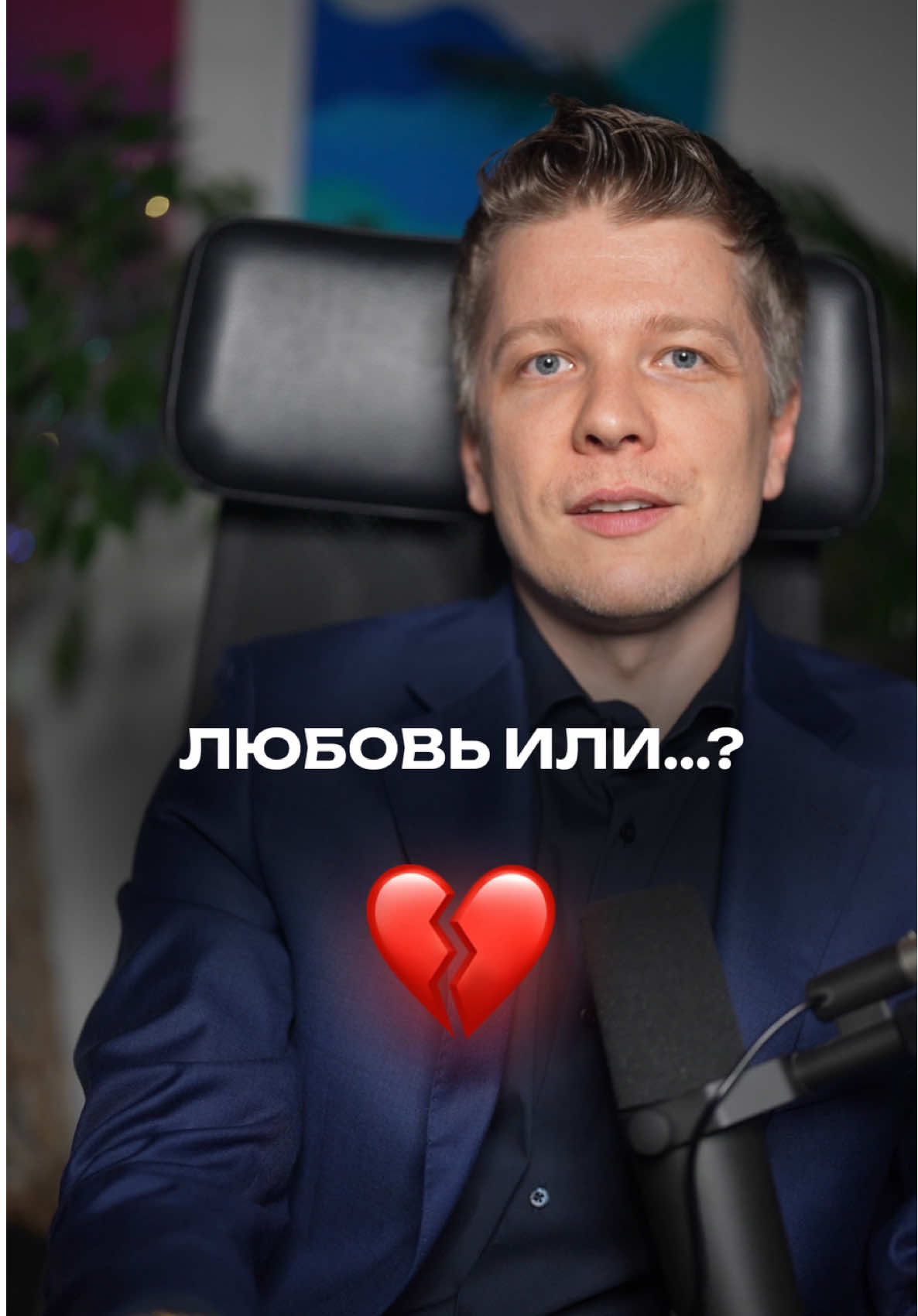 Пальма Джумейра Это уникальный рукотворный остров в форме пальмы, одна из главных достопримечательностей Дубая. Здесь расположены роскошные отели 5*, эксклюзивные виллы, апартаменты с видом на Персидский залив и городской горизонт. Пальма привлекательна для тех, кто хочет сочетать высокий уровень жизни с курортной атмосферой — пляжи, яхт-клубы, рестораны мирового класса. Недвижимость здесь — отличный вариант для инвестиций с потенциалом стабильного роста и высокой арендной доходности. Цены на студии сейчас варьируются около $280,000, 1-комнатные от $560,000. Emirates Hills Это элитный жилой район на материке, часто сравниваемый с Беверли-Хиллз. Здесь доминирует роскошь, приватность и эксклюзивность — виллы с большими участками, окружённые зелёными насаждениями и престижным полем для гольфа. Emirates Hills подходит для состоятельных покупателей, ищущих простор, безопасность и престиж. Этот район славится своими высокими стандартами проживания и инвестиционной стабильностью. Главные отличия - Локация: Пальма Джумейра — остров с курортной инфраструктурой, Emirates Hills — материковый жилой пригород. - Тип недвижимости: Пальма — отелейские апартаменты и виллы, Emirates Hills — исключительно виллы. - Атмосфера: Пальма — активный пляжный и туристический район, Emirates Hills — спокойный, частный элитный кампус. Если вы хотите сочетать престиж и курортный стиль жизни — Пальма Джумейра идеальна. Для тех, кто ценит приватность и простор — Emirates Hills лучший выбор. Обе локации обеспечивают надежное вложение и рост стоимости. Свяжитесь со мной — помогу подобрать недвижимость именно под ваши цели и провести сделку на самых выгодных условиях! Хотите жить у моря или в небоскрёбе с сервисом 5⭐? В Дубае есть жильё под любой стиль жизни. 👉 Напишите нам на +971(55)120-40-44 или в ЛС – подберём квартиру, где вы почувствуете себя дома с первого дня.