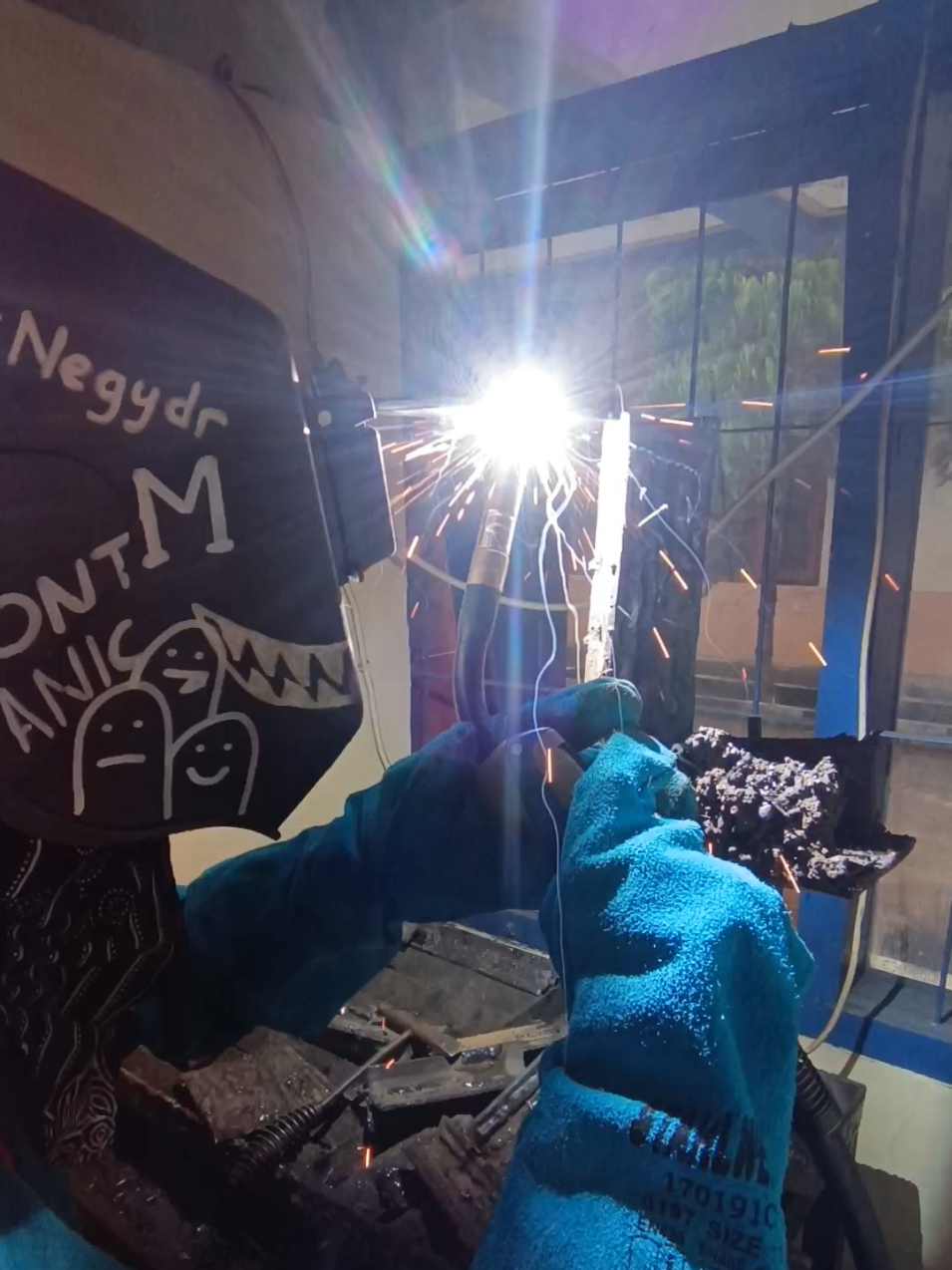 FCAW GS welding overhead 4G position #fcawwelding #4gfcaw #welderindonesia🇮🇩 #kediri24jam 