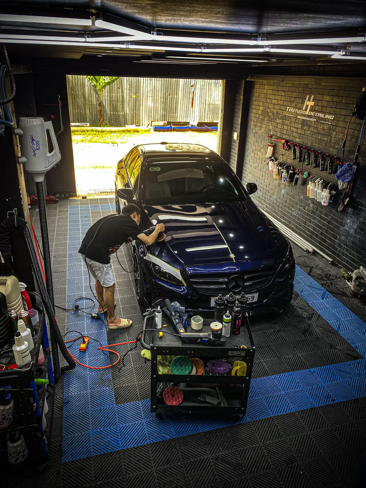 Cứ chăm chỉ tập mài xe đi em. A không hứa sau này em sẽ giàu. Nhưng chắc chắn em sẽ bị mỏi tay 🌝 #mercedes #thstudiodetailingandworkshop #detailing #carpolishing #workshop