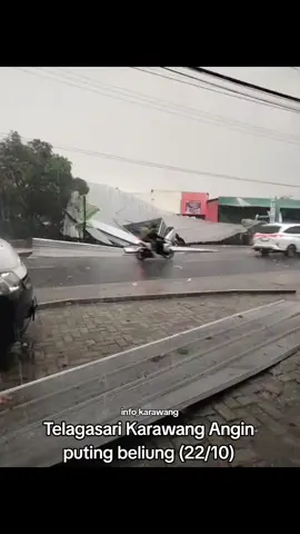 Hujan deras disertai angin kencang melanda Karawang! Bangunan kios di jalan raya Syekh Quro tepatnya di dekat perempatan rawasikut-Citamiang Talagamulya dilaporkan Roboh.tidak ada laporan korban jiwa dalam peristiwa ini. Selain bangunan roboh,pohon tumbang juga terjadi di jalur tersebut dan menutup badan jalan (dalam penanganan petugas)  #karawang #infokarawang