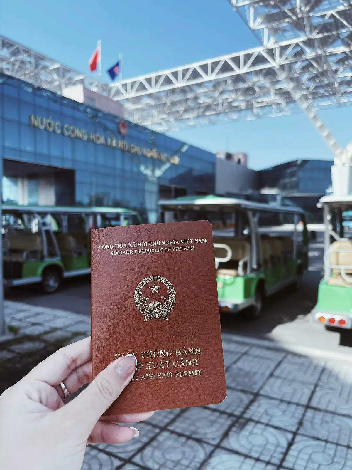 也许你一生中走错了不少路, 看错不少人, 承受了许多的背叛, 落魄得狼狈不堪, 但都无所谓, 只要还活着, 就总有希望, 余生很长, 何必慌张。 #quangtaytrungquoc #china #lavande #cuakhaumongcai #đônghungtrungquoc 