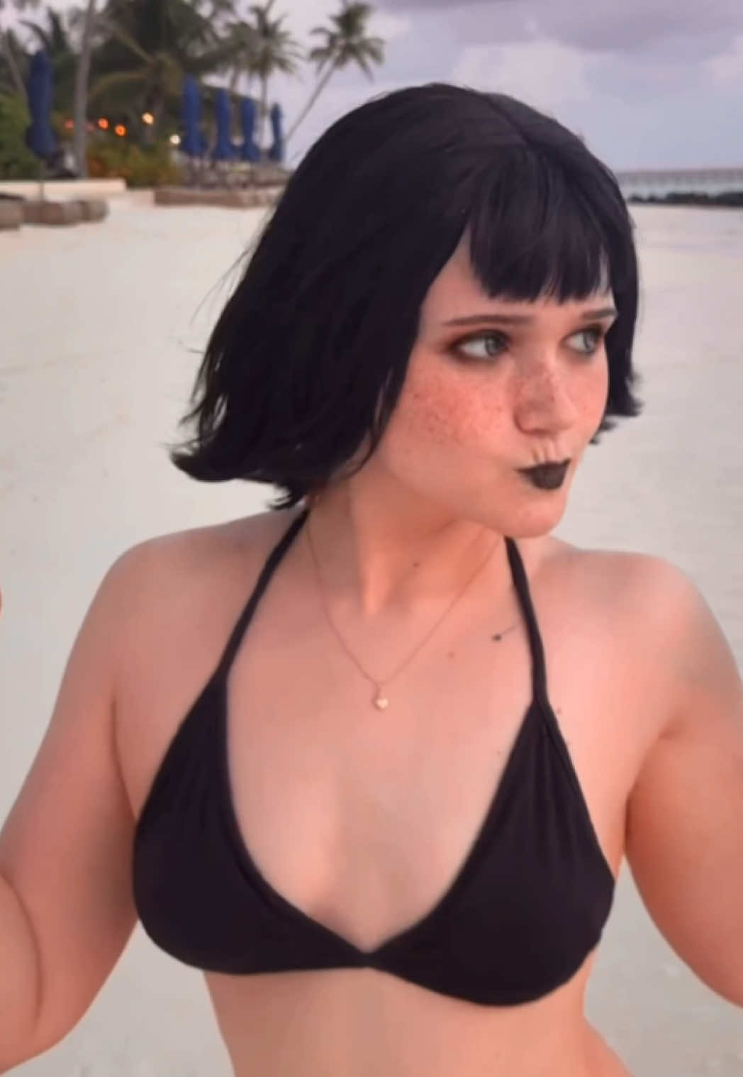 How do u do?🖤 #mavis #maviscosplay #hoteltransylvania #hoteltransylvaniacosplay #hoteltransylvaniamavis 