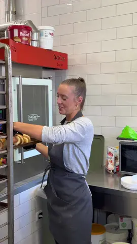 Un cornetto al volo per il ragazzo fuori! 🥐 #pacocornetteria #vomero #cornetto #cremaalatte #cioccolatobianco 