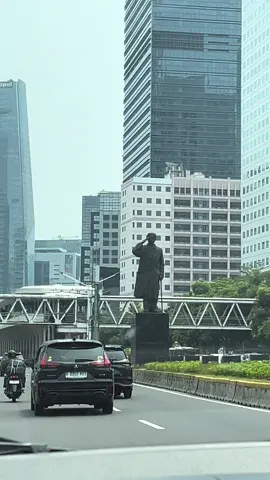 Lumayan buat prank temenmu, biar dikira lagi jalan jalan padahal mah dirumah 😂 📍Sudirman, Jakarta  #videomentahan #prankvideo #jakartaselatan #sudirman #scbd 