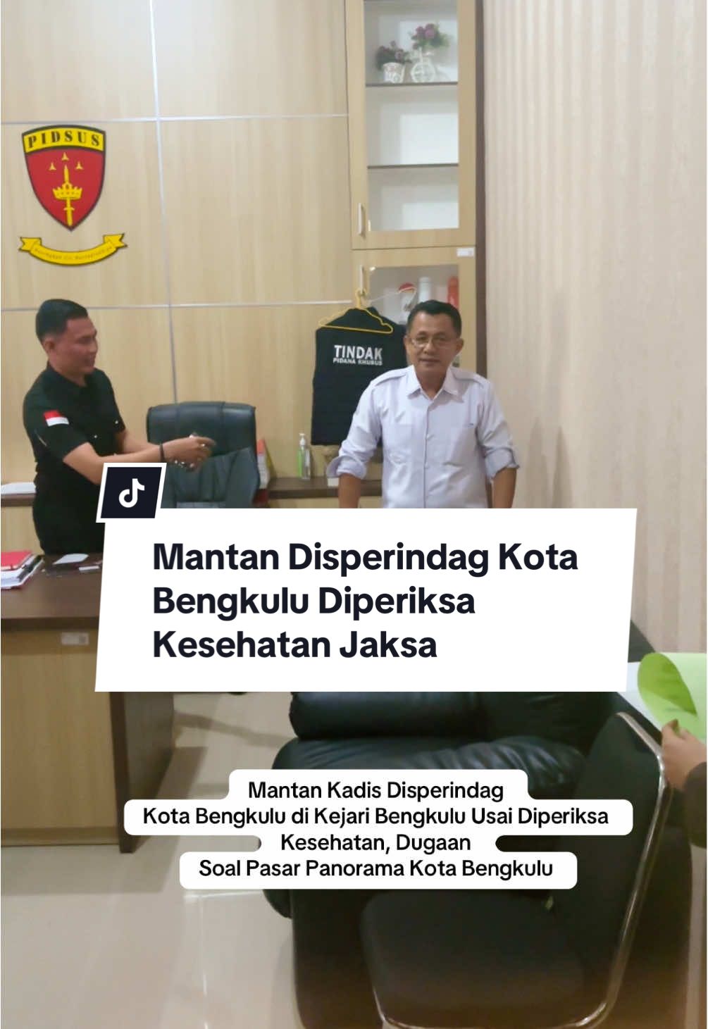 Kadis Disperindag Kota Bengkulu Bujang HR Pasca Diperiksa Kesehatan di Kejari Bengkulu. Pemeriksaan atas dugaan korupsi jual beli aset Pasar Panorama Kota Bengkulu atau pemanfaatan aset serta pemerasan Pasar Panorama. Adapun modusnya yakni membangun kios dan meminta sejumlah uang pada para pedagang. Perkara ini menyeret juga anggota dewan dprd kota bengkulu Parizan Harmedi yang menjadi tersangka perdana..... #disperindagkotabengkulu #bujanghr #korupsipasarpanorama #kiospasar 