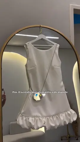 Vestido em alfaiataria com babados e modelagem balonê  ID ARY-TKD-UFJ #AlfaiatariaChic #Tendência2025 #ModaGringa #LookDoDia #Fashion2025    