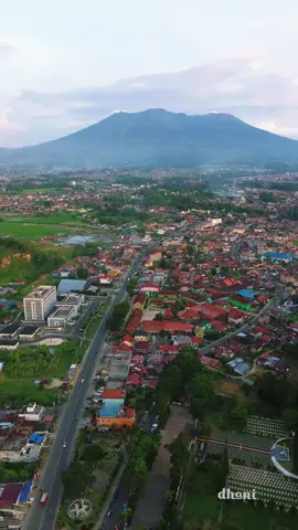 Gulai Bancah, terletak di Kecamatan Mandiangin Koto Selayan, Kota Bukittinggi yang berbatasan langsung dengan Kenagarian Gadut, Kecamatan Tilatang Kamang Kabupaten Agam Lai acok lewat siko sanak???  Jan lupo Follow, like, komen, share, simpan dan bagikan yo sanak!!  #bukittinggi #minangtiktok #bukittinggiku  #bukittinggitiktok #wisatasumbar 