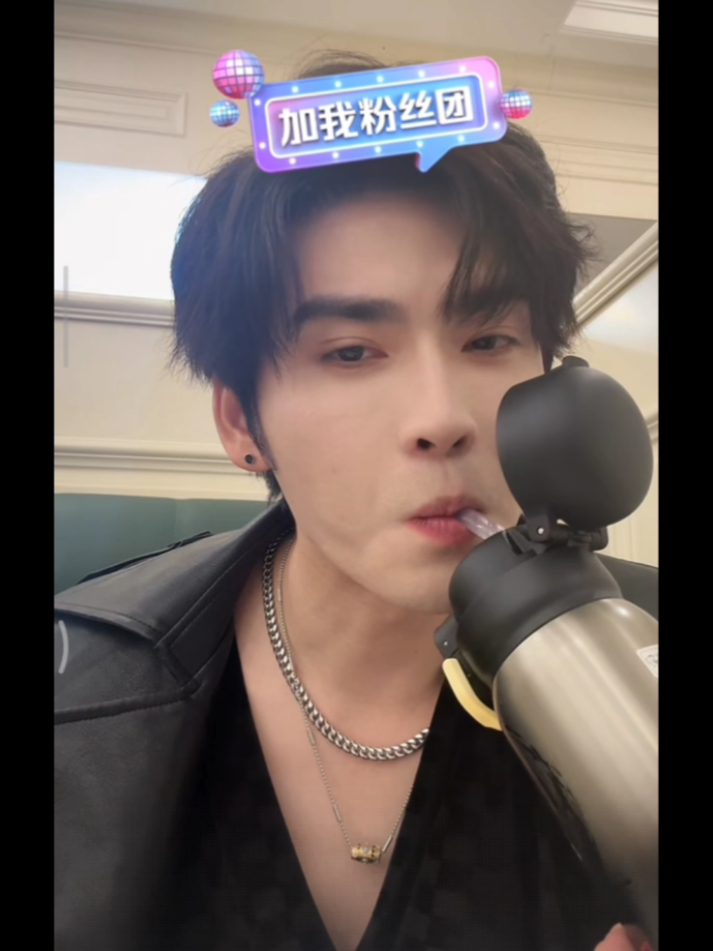 22.10.25 duh bang mkn ga jauh² dari sayur trakhir ngelive ma salad lama² jd kelinci bang tp demi mnjaga bdn biar ttp bagus dan muka trlihat mkin tampan tahan² deh mkn sayur btw lucu bgt bang Tumblerny dah kaya bocah pake sedotan #wangyiran王奕然 #wangyiran #王奕然 #aktorchina #douyin抖音 