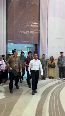 🎯 Bangun Budaya Riset, Wujudkan Ekosistem Inovasi yang Berkelanjutan! Halo, #InsanDiktisaintek, Direktorat Jenderal Riset dan Pengembangan, Kemdiktisaintek meluncurkan Program Riset Prioritas Tahun Anggaran 2026 di Graha Diktisaintek, Jakarta (21/10). Program ini dirancang untuk memperkuat ekosistem riset nasional melalui enam klaster utama: peningkatan publikasi ilmiah, penguatan kapasitas talenta riset, pendanaan kompetitif, kolaborasi luar negeri, hilirisasi inovasi, dan pengembangan Science Techno Park di perguruan tinggi. Dalam arahannya, Menteri Pendidikan Tinggi, Sains, dan Teknologi Brian Yuliarto menekankan pentingnya menumbuhkan budaya riset di lingkungan akademik. Ia menyampaikan bahwa penyusunan proposal penelitian perlu menjadi kebiasaan bagi dosen, karena riset merupakan bagian mendasar dari profesi akademik. Menteri juga menyoroti bahwa riset adalah proses jangka panjang yang memerlukan kolaborasi dan manajemen riset yang baik agar hasilnya memberi dampak yang nyata. Dengan dukungan dana riset lebih dari Rp3 triliun di tahun depan, pemerintah mendorong para dosen dan peneliti untuk memanfaatkan kesempatan ini secara optimal. Melalui sinergi riset, inovasi, dan kolaborasi lintas sektor, Indonesia diharapkan mampu melahirkan temuan-temuan baru yang tidak hanya memperkuat daya saing bangsa, tetapi juga memberi solusi bagi kemajuan masyarakat.  #DiktisaintekBerdampak #RisetUntukBangsa #InovasiIndonesia #ProgramRisetPrioritas 
