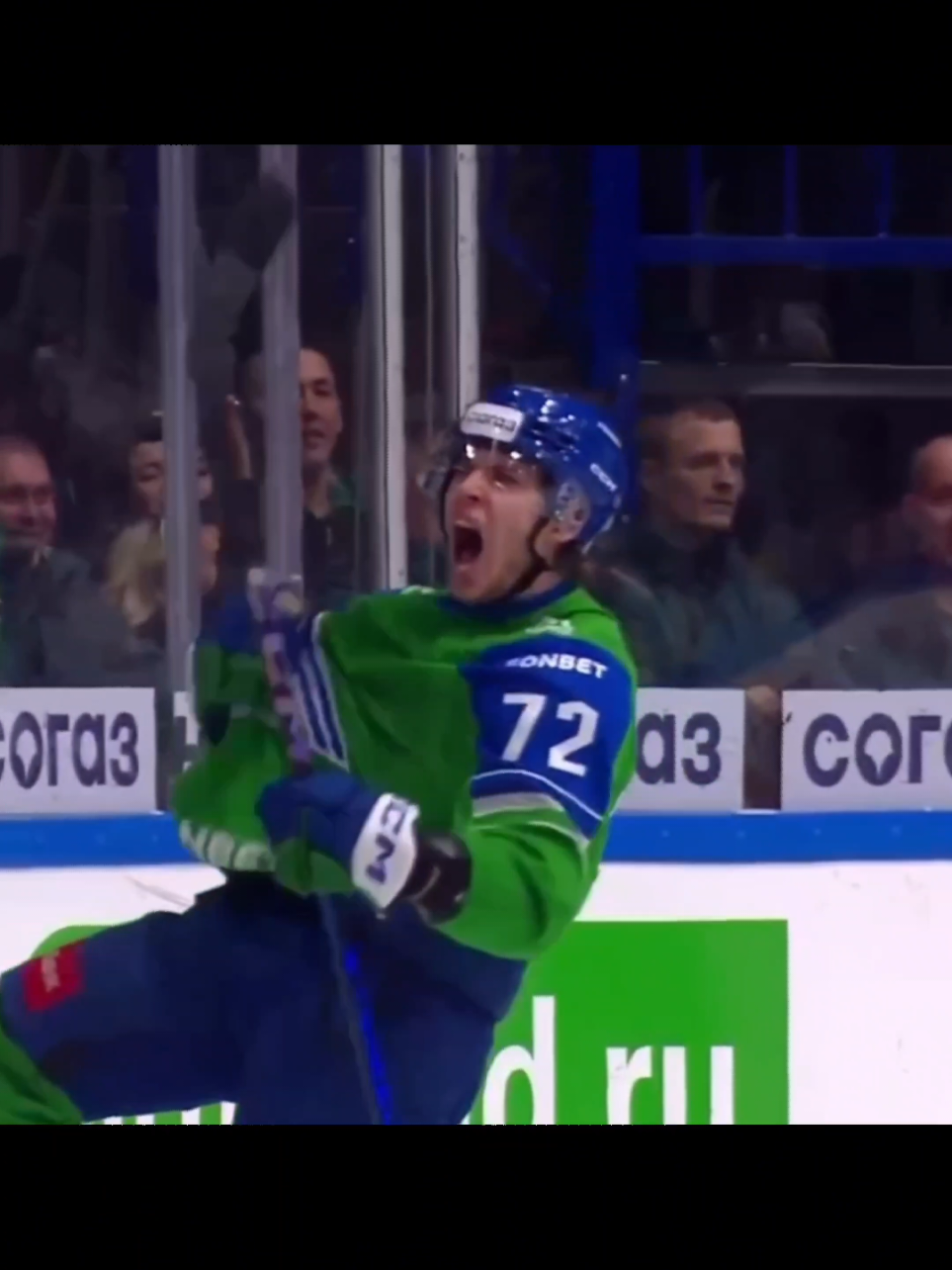 Егор сучков 72👿 #сучков #хоккеист #хоккей #салаватюлаев #Башкортостан  «Салава́т Юла́ев» (баш. «Салауат Юлаев») — российский хоккейный клуб из Уфы, выступающий в Континентальной хоккейной лиге. Двукратный чемпион России (2007/08, 2010/11), обладатель Кубка Гагарина (2010/2011), двукратный обладатель Кубка Открытия (2008/2009, 2011/2012), обладатель Кубка Континента (2009/2010). Один из четырёх клубов (наряду со СКА, «Металлургом» и «Ак Барсом»), который выходил в плей-офф в каждом сезоне КХЛ. Выходил в финалы Конференции Восток Кубка Гагарина 6 раз: 2010, 2011, 2014, 2016, 2019, 2025 годах.В октябре 1960 года приказом руководства Уфимского приборостроительного завода была учреждена хоккейная секция при спортивном клубе имени Салавата Юлаева. В феврале 1961 года хоккейная команда СК имени Салавата Юлаева сыграла первый матч на зональных соревнованиях в Свердловске. Перед сезоном 1961/1962 был приглашён челябинский тренер Владимир Штырков[2], игроки из Челябинска и Нижнего Новгорода. 8 из 19 игроков команды составили бывшие хоккеисты уфимского клуба «Труд» — участника чемпионата СССР класса «Б» в сезоне 1960/1961, прекратившего существование в 1961 году[3]. 25 ноября 1961 года СК имени Салавата Юлаева дебютировал в классе «Б» чемпионата СССР в Челябинске, где проиграл «Металлургу» — 1:3[4]. Первые международные матчи клуб сыграл 30 и 31 декабря 1961 года в Уфе с «Висмутом» из ГДР и в обоих победил — 5:3 и 5:4. В 1964 году Федерация хоккея СССР допустила СК имени Салавата Юлаева к первенству страны по классу «А». Первый матч в классе «А» клуб провёл 15 ноября 1964 г., уступив в Нижнем Тагиле местному «Спутнику» со счётом 5:1. Автором первой юлаевской шайбы в классе «А» стал Бронислав Селиванов. До 1967 года юлаевцы играли под открытым небом на стадионе «Труд»[5]. 28 октября 1967 года в Уфе состоялось открытие крытого ледового Дворца спорта на улице Зорге, где клуб выступал вплоть до 2007 года. Первый матч во Дворце спорта состоялся 20 ноября 1967 года. СК имени Салавата Юлаева сыграл вничью с «Торпедо» из Усть-Каменогорска — 3:3. Автором первого гола в этом матче стал Александр Кочкин. В 1978 году клуб впервые вышел в высшую лигу советского хоккея, где провёл с перерывами 5 сезонов (1978/1979, 1980/1981, 1982/1983, 1985/1986 и 1986/1987 годов). Наивысшим достижением является 11 место. Клуб провёл в первой лиге 4 сезона (1979/1980, 1981/1982, 1983/1984, 1984/1985). Наивысшим достижением было 2 место. В 1992 году «Салават Юлаев» был включён в МХЛ. В сезоне 1992/93 в 1/8 финала плей-офф проиграл ярославскому «Торпедо» 0:2 (2:4, 5:6 бул). В сезоне 1994/1995 МХЛ впервые завоевал бронзовые медали чемпионата и повторил это достижение в последующих двух сезонах. В чемпионате России завоевал дважды золото (2007/2008, 2010/2011), серебро (2013/2014) и дважды бронзу (2009/2010, 2015/2016). «Салават Юлаев» впервые стал победителем регулярного первенства в сезоне 2007/08, набрав 125 очков. Выступление в Континентальной хоккейной лиге править Сезон 2008/2009. Досадное поражение править В межсезонье было заключено соглашение с нападающим сборной России и клуба НХЛ «Нэшвилл Предаторз» Александром Радуловым. Его переезд в КХЛ вызвал большой скандал в отношениях между НХЛ и КХЛ, так как у Радулова был действующий контракт с клубом НХЛ.[источник не указан 3308 дней] Выиграв в матче на Кубок открытия у «Локомотива» из Ярославля со счётом 4:1, далее уфимские хоккеисты во второй раз подряд выиграли регулярный чемпионат, набрав 129 очков. В первом сезоне КХЛ 2008—2009 Кубок Континента не вручался, победителем регулярного сезона был объявлен «Салават Юлаев». В играх плей-офф «Салават Юлаев» в первом раунде сенсационно уступил омскому «Авангарду», занявшему по итогам чемпионата 16 место. На европейской арене «Салават Юлаев» в упорной борьбе уступил магнитогорскому «Металлургу» в полуфинале Лиги чемпионов (2:1; 1:3). Выступление команды было признано неудовлетворительным, главный тренер команды Сергей Михалёв был отправлен в отставку. Новым главным тренером клуба стал г