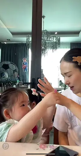 อัญญาแต่งหน้าให้หม่ามี้กับพ่อพ่อ ทาเล็บให้พ่อพ่อด้วยยย และก็แต่งหน้าตัวเอง 😊🩵 หนูน่ารักจังเลยลูก 🩵 #อัญญา #อัญญารินทร์ 