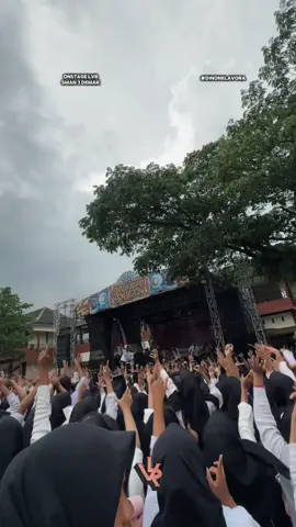 Beberapa cuplikan onstage di SMAN 3 Demak 🔥 Siapa nih yang kena cctv mimin absen yuk😘 Terimakasih banyak untuk teman teman semua dan jika kami banyak kurangnya kami mohon maaf sebesar besarnya. Dan semoga bisa berjumpa dilain kesempatan 😊🫶🏻 #sman3demak #demak #lavora #rasahbali #fyp 