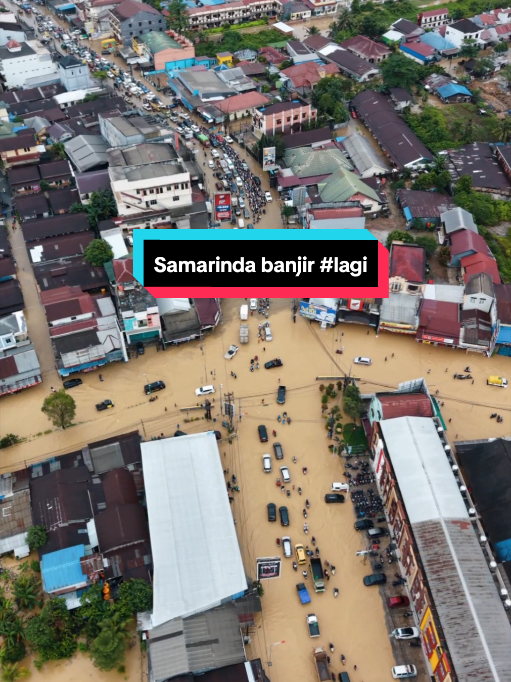 Samarinda banjir lagi 😢 Kondisi daerah Sempaja tadi sore pukul 17.00, info dari warga setempat volume banjir terus bertambah hingga saat video ini di upload. Samarinda, 22-10-2025 #samarinda #banjir  #samarindabanjir #kaltim #fyp 