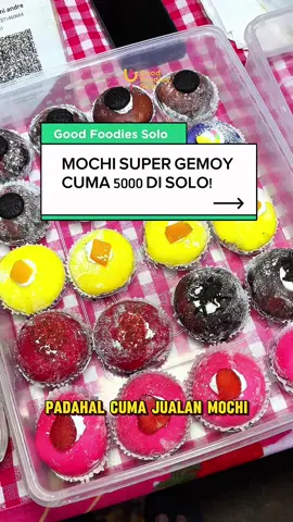 ‼️BRAND STREET MOCHI TERENAK, SUPER GEMOY YANG PUNYA SAMPAI 7 CABANG‼️ Halo Good Foodies Solo!🥰 Mingood punya rekomendasi nih mochi enak,ginak-ginuk yang isianya super melimpah di solo yang harganya masih merakyat banget!😭🫶🏻 Jadi nama brand itu tuh Mochilicious yang punya banyak varian rasanya mulai dari strawberry, matcha, cream chseese, mangga, coklat crunchy, daifuku dan masih banyak lagi!👊🏻 Rasanya BENERAN ENAKKKK🤤, kulitnya tipis tapi isiannya melimpah banget, apalagi disini pakai buah asli dan pakai satu strawberry juga loh!🙀 ⏰ : 16.00-21.00 💸 : 5K/pcs 📅 : Buka tiap hari 📍 : Inframe depan SPBU Pedaringan Jebres atau Belakang ISI Surakarta  #kulinersolo #goodfoodiesjajan #goodfoodiessolo #streetmoch #mochisolo 