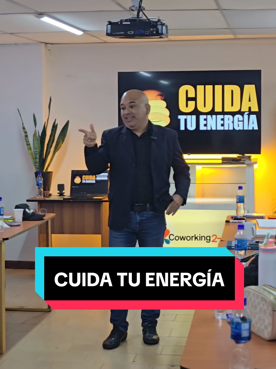 𝘊𝘰𝘮𝘰 𝘥𝘪𝘤𝘦 𝘶𝘯 𝘣𝘶𝘦𝘯 𝘢𝘮𝘪𝘨𝘰: 𝗹𝗮 𝗲𝗻𝗲𝗿𝗴í𝗮 𝗻𝗼 𝗳𝗮𝗹𝗹𝗮.⁣ ⁣ 🙏𝘊𝘶𝘪𝘥𝘢 𝘭𝘰 𝘲𝘶𝘦 𝘵𝘦 𝘨𝘦𝘯𝘦𝘳𝘢 𝘦𝘴𝘵𝘢𝘳 𝘤𝘰𝘯 𝘤𝘢𝘥𝘢 𝑝𝘦𝘳𝘴𝘰𝘯𝘢 𝑝𝘢𝘳𝘢 𝘲𝘶𝘦 𝘧𝘪𝘭𝘵𝘳𝘦𝘴 𝘤𝘢𝘥𝘢 𝘢𝘤𝘤𝘪𝘰‌𝘯 𝑝𝘰𝘳𝘲𝘶𝘦 𝘭𝘢 𝘦𝘯𝘦𝘳𝘨í𝘢 𝘥𝘦 𝘭𝘢 𝑝𝘳𝘰𝘹𝘪𝘮𝘪𝘥𝘢𝘥 𝘴𝘪 𝘦𝘹𝘪𝘴𝘵𝘦, 𝘴𝘪 𝘵𝘦 𝘫𝘶𝘯𝘵𝘢𝘴 𝘤𝘰𝘯 𝘨𝘦𝘯𝘵𝘦 𝘲𝘶𝘦 𝘵𝘦 𝘢𝘺𝘶𝘥𝘢 𝘢 𝘤𝘳𝘦𝘤𝘦𝘳 𝘲𝘶𝘦‌𝘥𝘢𝘵𝘦 𝘢𝘭𝘭í 𝘺 𝘴𝘪 𝘢𝘭𝘨𝘶𝘪𝘦𝘯 𝘯𝘰 𝘵𝘦 𝘢𝘺𝘶𝘥𝘢 𝘢 𝘤𝘳𝘦𝘤𝘦𝘳 𝘮𝘪𝘯𝘪𝘮𝘪𝘻𝘢 𝘦𝘭 𝘤𝘰𝘯𝘵𝘢𝘤𝘵𝘰 𝗣𝗔𝗥𝗔 𝗖𝗨𝗜𝗗𝗔𝗥 𝗧𝗨 𝗘𝗡𝗥𝗚𝗜‌𝗔.⁣ ⁣ Esto no se trata de concluir que alguien es o no una mala persona sino de decidir si estás dispuesto a rodearte de la energía que irradian. ⁣ ☎️𝗣𝗼𝗿 𝗰𝗶𝗲𝗿𝘁𝗼, 𝘁𝗲 𝗶𝗻𝘃𝗶𝘁𝗼 𝗮 𝘀𝗲𝗿 𝗲𝘀𝗮 𝗽𝗲𝗿𝘀𝗼𝗻𝗮 𝗾𝘂𝗲 𝗹𝗹𝗲𝗻𝗮 𝗱𝗲 𝗲𝗻𝗲𝗿𝗴í𝗮 𝗯𝗼𝗻𝗶𝘁𝗮 𝗮 𝘀𝘂 𝗲𝗻𝘁𝗼𝗿𝗻𝗼 𝘆 𝗾𝘂𝗲 𝗰𝗮𝗱𝗮 𝘃𝗲𝘇 𝗾𝘂𝗲 𝘁𝗲 𝗰𝗼𝗺𝗲𝗻𝘁𝗲𝗻 𝗮𝗹𝗴𝘂‌𝗻 𝗽𝗿𝗼𝘆𝗲𝗰𝘁𝗼 𝘁𝗼𝗱𝗼 𝘀𝗲𝗮 𝗲𝗻 𝗽𝗿𝗼 𝗱𝗲 𝗮𝗽𝗼𝗿𝘁𝗮𝗿 𝘃𝗮𝗹𝗼𝗿, 𝗲𝘀𝗼 𝘁𝗲 𝗵𝗮𝗰𝗲 𝗮𝗹𝗴𝘂𝗶𝗲𝗻 𝗰𝗼𝗻 𝗾𝘂𝗶𝗲𝗻 𝗹𝗮 𝗴𝗲𝗻𝘁𝗲 𝗾𝘂𝗶𝗲𝗿𝗲 𝗲𝘀𝘁𝗮𝗿. #conferencia #comunicacionefectiva  #conferencista 