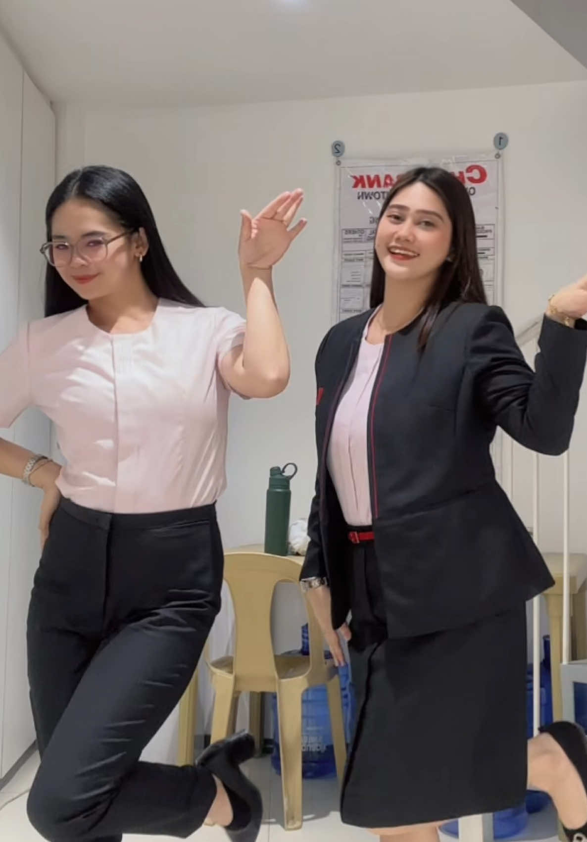 It's alright ☝🏻 #opalite #tellertok #bankteller #fyp #banker @ella 