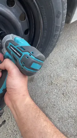 دريل امباكت لاسلكي لفك صواميل الكفرات بطاريتين كبيرة مع شنطة عدة ليسهل عليك استخدامه 