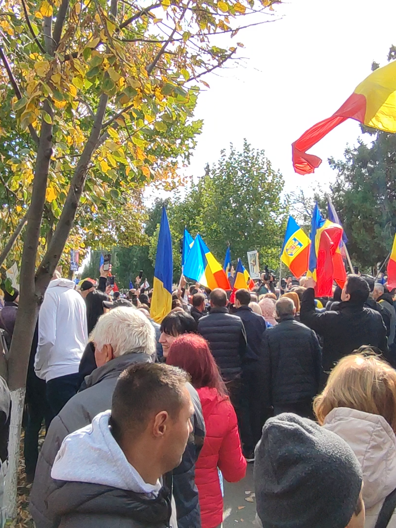 21 Octombrie 2025 - Reacții la cald despre ce s-a întâmplat în fața  la sediul de poliție Buftea după semnarea controlului judiciar de către Călin Georgescu