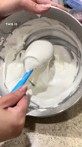 Learn how to make flood icing for your sugar cookies #sugarcookie #royalicing #floodicing 