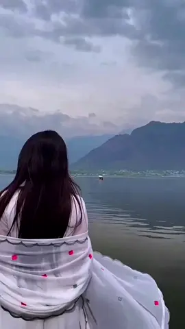 دار الأصالة… حين يلتقي الجمال بالطبيعة الجو المغيم يكسو السماء، والبحر يمتد بلا نهاية، والجبال خضراء تحرس الأفق… وفتاة غاية في الجمال تبدو جزءًا من هذا المشهد، كأن حضورها ينساب مع الطبيعة ويكمل سحر المكان.#هشتاك_تيك_توك_تصاميمي🔥🖤 #جميع_دول_العالم_اوربا_افريقيا_اسياء #حب #اشتايق #عشق .  السعودية -  منطقة الجوف - سكاكا .اكسبلووووووووووررررررررر