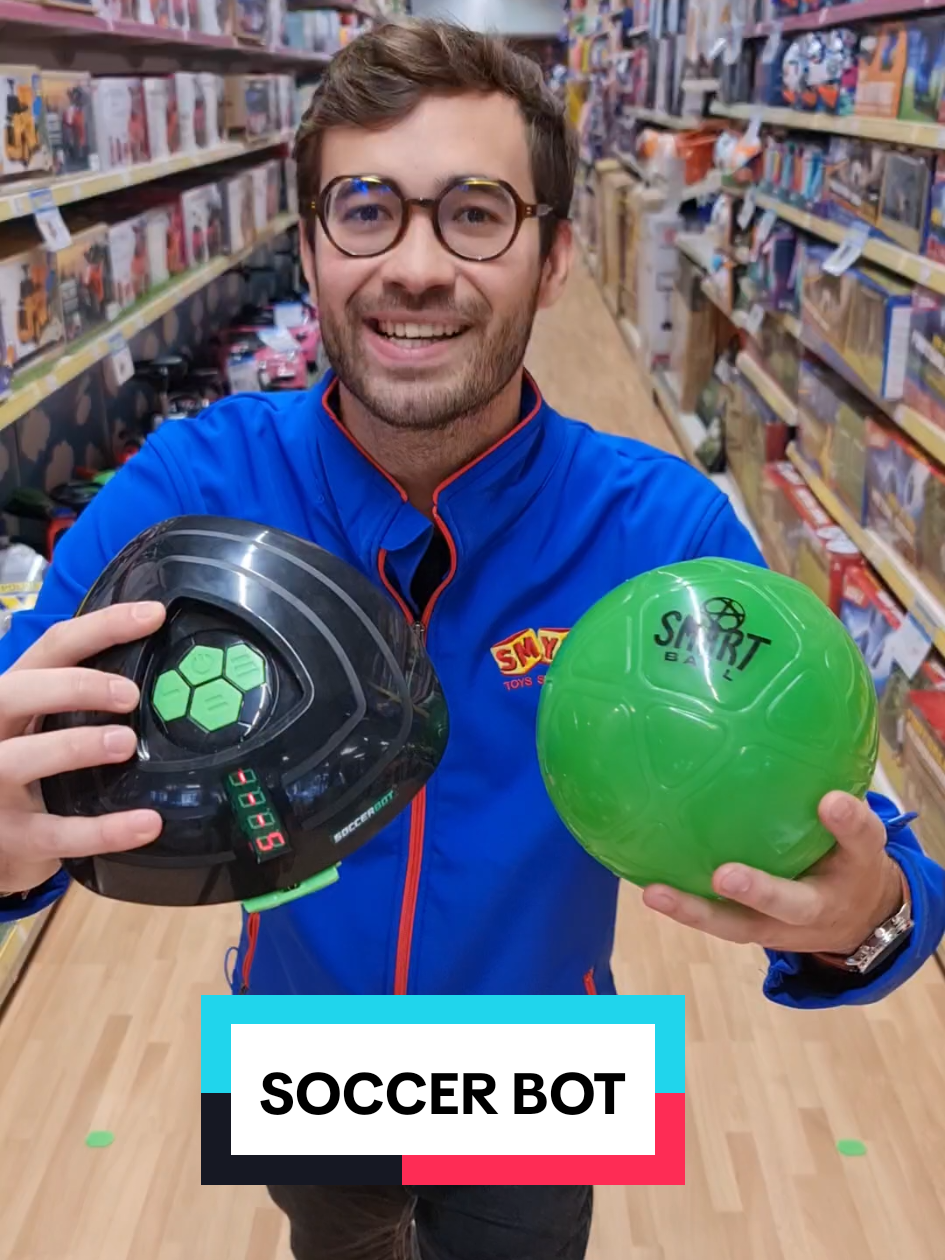 Entraîne-toi avec le Soccer Bot et deviens un joueur pro ! ⚽🏃‍♀️ Disponible dans tous les magasins Smyths Toys et sur notre site à 59,99€ avec la référence 236336 🏆 Quel que soit votre niveau, le Soccer Bot est prêt à jouer avec 3 modes de vitesse différents, conçus pour s'adapter aux joueurs de tous niveaux. Esquive, drible et feinte le robot footballeur intelligent pour garder le ballon et marquer des points, tout en améliorant tes compétences en football 🏆 Livraison standard offerte dès 29€ d'achat en France et en Belgique, voir conditions en ligne 📦 #football #footballtiktok #entrainement #soccerbot #smythstoys 