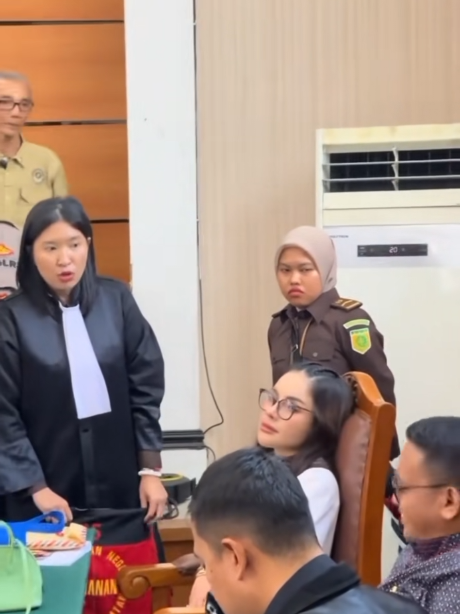 SIDANG BERUBAH RICUH JPU PAKSA NIKITA KENAKAN ROMPI TERIAKAN PECAH DI RUANG SIDANG nikitamirzani jpu sidangkasusskincare rezagladys drokkypratama #nikitamirzani #jaksa #kasusnikitamirzani #beritatiktok #fyp 