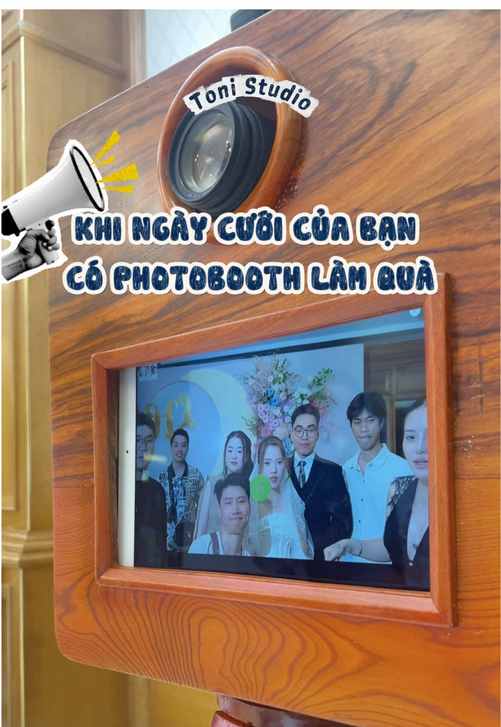 Photobooth nhà Toni, mỗi vị khách đều có thể mang về một tấm ảnh xinh xắn, lưu giữ khoảnh khắc vui vẻ, rộn ràng trong ngày trọng đại. 📸 Thiết kế frame ảnh miễn phí  📸 Tặng kèm ảnh size to 10x15  📸 Chụp ko giới hạn  📸 Tặng sổ lưu bút cho dâu rể  Dâu rể có thắc mắc gì cứ nhắn chúng mình nha. #phobooth #chupanhlayngay #damcuoi #kethon #wedding 