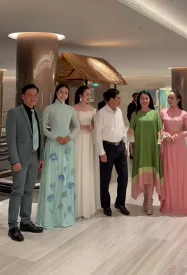 Thủ trưởng, NSND Hồng Hạnh - GĐ Nhà hát Ca múa Nhạc Quân đội và chị em ca sĩ nhà hát chào Đại tướng Phan Văn Giang - Bộ trưởng Bộ Quốc Phòng tại sự kiện gặp mặt 3 nước Việt Nam - Lào- Campuchia. Chúc mừng Nhà hát hoàn thành xuất sắc nhiệm vụ được giao!  #casihongduyen #quandoi #quandoinhandanvietnam 