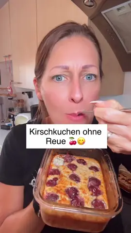 MEAL PREP: Kirschkuchen mit Proteinen 🍒 Anzeige Nährwerte pro Portion: 427 kcal / 38 g Eiweiß / 52 g Kohlenhydrate / 5 g Fett Zutaten für 1 Portion: (Für 4 Portionen einfach x4 nehmen) 	•	1 Banane 	•	40 g Haferflocken 	•	40 g Whey (ich habe Zimt-Geschmack verwendet) 	•	120 ml Sprudelwasser 	•	1/4 TL Backpulver 	•	50 g Schattenmorellen Mit dem richtigen Flav kannst du Zucker ganz einfach einsparen – 1 Scoop ersetzt etwa 50 g Zucker und spart somit rund 200 Kalorien! Zubereitung: Die Banane zerdrücken und anschließend mit Haferflocken, Proteinpulver, Süßungsmittel, Sprudelwasser und Backpulver zu einem glatten Teig verrühren. Die Masse in ein mikrowellengeeignetes Gefäß geben, die Kirschen darüber verteilen und für ca. 20–25 Minuten bei 180 °C Umluft backen. Am besten warm genießen! 😋 Lasst es euch schmecken! Eure Sandra 💪 Für mehr, folgt mir auf Insta, Link ist in meiner Bio #mealprep #rezept #highprotein #Fitness #kuchen 