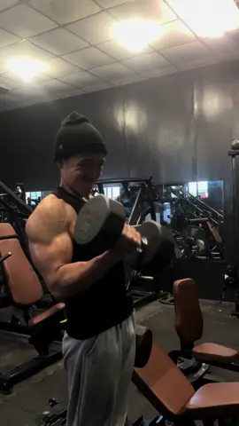 Biceps grow when you train them the same way you train other muscles #fyp #GymTok #gym #fitnesstok #foryou 