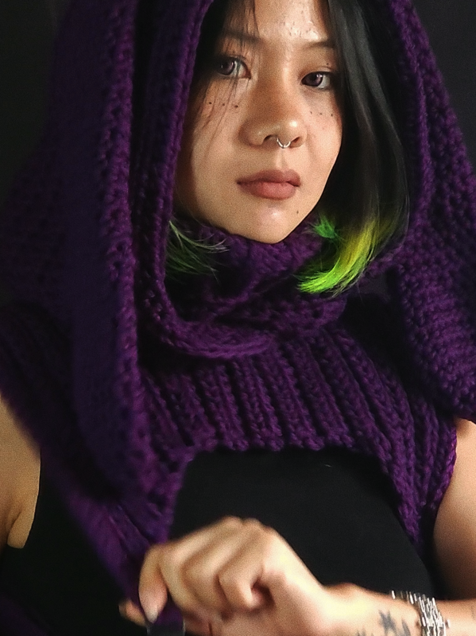 Hood harness with bunny ears Sold out Come back in 2026 IG : @amas_verdatre_crochet Website : amasverdatre.com (concept by @Goldie🇨🇦TheCreatrix  if you want a pattern go check her account !!! She's so talented 👀)    #crochet #matrixxhood #yarn #winter #outfit 