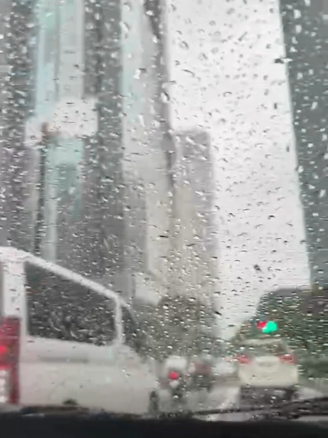 Kahit malakas ang ulan, hindi na kailangan ng wiper. Basta may CGL Rain Repellent, klarong-klaro pa rin ang view! 👀✨#drivesafe #rain #perfectview #carglowlab #rainrepellentspray