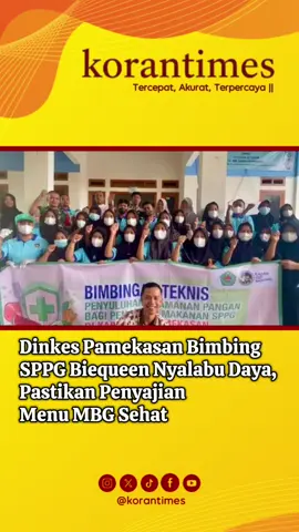 Pamekasan - Upaya menjaga kualitas gizi pada menu Makanan Bergizi Gratis (MBG), digencarkan oleh Satuan Pelayanan Pemenuhan Gizi (SPPG) Biequeen Nyalabu Daya Pamekasan. Itu dilakukan untuk memastikan pangan yang disajikan bagi masyarakat, khususnya anak sekolah benar-benar aman dan layak konsumsi. Melalui kegiatan Bimbingan Teknis (Bimtek) penyuluhan keamanan pangan bagi penjamah makanan program MBG yang digelar bersama Dinas Kesehatan (Dinkes) Pamekasan, Rabu (22/10/2025), SPPG Biequeen Nyalabu Daya Pamekasan, ingin meningkatkan kualitas seluruh penjamah pangan program MBG di instansinya. Ketua Kantor SPPG Biequeen Nyalabu Daya Pamekasan, Ach Vicky Handika, kegiatan penyuluhan yang diikuti seluruh penjamah pangan program MBG di instansinya, merupakan bentuk komitmen nyata untuk terus berbenah dalam menyajikan menu MBG yang higienis dan sehat. Sejatinya, kata Vicky, sebelum aktif menyalurkan MBG ke sekolah-sekolah, seluruh penjamah makanan di SPPG Biequeen Nyalabu Daya, sudah mengikuti pelatihan tentang penyajian menu MBG, mulai dari menjaga kebersihan dapur, memastikan bahan-bahan produksi higienis dan sehat, serta memastikan nilai gizi pada setiap sajian menu untuk siswa. “Ini bentuk komitmen kami, agar menu-menu MBG yang akan kami sajikan kepada siswa benar-benar higienis, sehat, serta memiliki kandungan nilai gizi sesuai ketentuan,” katanya, Rabu (22/10/2025). Sementara itu, Kepala Bidang (Kabid) Kesehatan Masyarakat (Kesmas) di Dinas Kesehatan (Dinkes) Pamekasan, Ahmad Syamlan menuturkan, menekankan bahwa keamanan pangan adalah fondasi penting untuk membangun generasi sehat.  Ia menegaskan bahwa penyedia makanan bukan sekadar memasak dan menyajikan, melainkan juga bertanggung jawab memastikan proses pengolahan sesuai standar higiene dan sanitasi. Dikatakan Syamlan, bimtek penyuluhan yang dilakukan SPPG Biequeen Nyalabu Daya menitikberatkan pada keamanan penyajian menu MBG.  Hal itu penting dilakukan sebagai salah saatu cara mencegah terjadinya keracunan makanan ataupun kejadian yang tidak di inginkan kepada penerima program MBG.  “Tujuannya untuk memastikan bahwa semua penjamah makanan yang ada di bawah tanggung jawab SPPG Biequeen Nyalabu Daya ini itu memahami cara-cara untuk mencegah terjadinya keracunan makanan,” terangnya. Dijelaskan Syamlan, sebetulnya untuk mencegah keracunan pangan sangatlah mudah dengan pedoma lima kunci aman. Pertama, penyedia harus bisa menjaga pangan pada suhu ruangan.  Kedua, menyediakan air dan bahan baku yang bagus dan baik. Ketiga menjaga kebersihan, baik personal untuk meninjau makanan maupun kebersihan dari lingkungan SPPG Biequeen Nyalabu Daya ini.  Keempat, memasak dengan yang benar. Artinya, kalau ada makanan yang memang harus dimasak sampai mendidih, harus betul-betul mendidih jangan sampai tidak matang. Kelima, menyampaikan informasi kapan makanan paling lambat itu dikonsumsi atau dimakan oleh penerima manfaat. “Ini yang mungkin banyak menyebabkan makanan MBG itu basi karena adanya penundaan yang seharusnya dimakan pada pukul 8 ada yang diundur sampai lewat dari pukul 10, sehingga makanan sudah lewat dari masa expired,” jelasnya. Setelah melakukan kegiatan penyuluhan, SPPG Biequeen Nyalabu Daya telah melakukan keamanan penjagaan pangan ini cukup baik. Indikatornya, lanjut Syamlan, pekerja atau penjamah pangan di SPPG Biequeen Nyalabu Daya sudah bagus. Dalam artian, seragam yang dipakai untuk kerja itu tidak dipakai dari rumah masing-masing, tetapi baru dipakai di tempat kerja. Kemudian, mobil pengangkut MBG itu dibersihkan setiap hari setelah selesai mengantar makanan. Kemudian perilaku persiapan makanan sudah memakai masker  sudah menggunakan sarung tangan dan lain sebagainya. “Jad