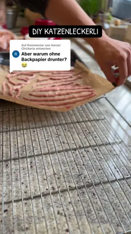 Antwort auf @Harzer Chickeria Rezept für selbstgemachte Katzensticks: Hühnerbrust und Hühnerherzen mit einem Eigelb pürieren und in länglichen Streifen auf ein BACKPAPIER geben.😝 Bei 100 Grad für 50min mit Umluft trocknen. Lagerung in einem luftdichten Behältnis mit einem Stück Küchenrolle, 2-4 Tage. Viel Freude beim verfüttern! 