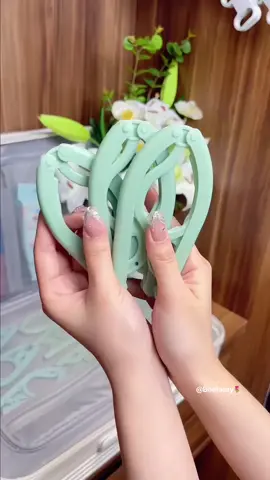 Tag a friend who need this foldable travel hanger 😍👌🛒 #hanger #travelhanger #foldablehanger #fyp #viral 