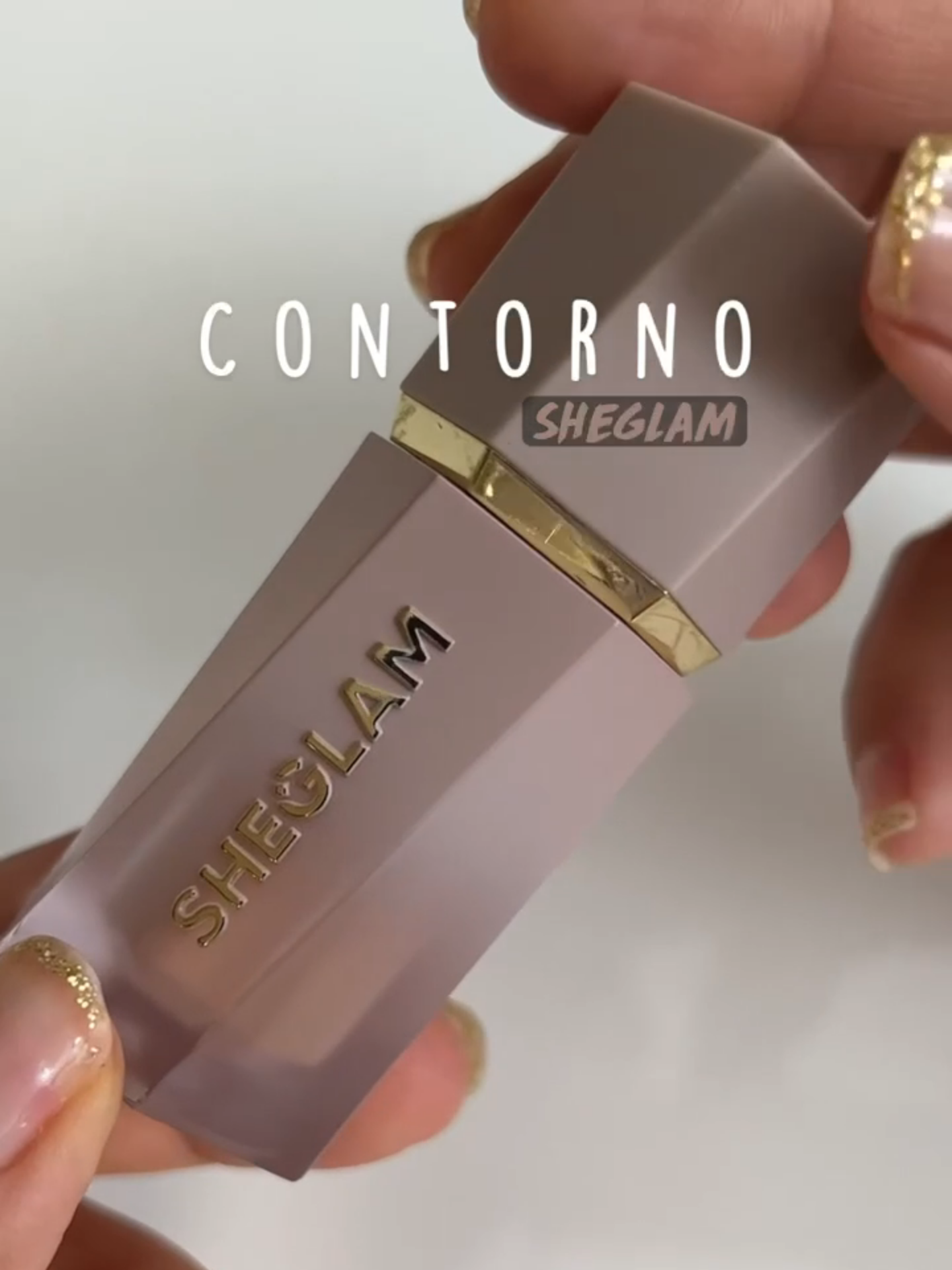 O segredo para um rosto esculpido, sem esforço e com aquele acabamento que parece natural: SHEGLAM Contorno Líquido Fosco Sun Sculpt. Ele tem tudo o que a gente ama: ✅ Fosco Natural: Acabamento que imita a sombra da pele. ✅ Hidratante: Não resseca e não craquela. ✅ Longa Duração: Contorno intacto o dia todo! ✅ Esfuma Fácil: Perfeito até para iniciantes! Quem aí já está viciada nesse aplicador super prático? 🙋‍♀️ Conta pra mim qual seu tom favorito! 👇 #SHEGLAM #ContornoLíquido #SunSculpt #Maquiagem #MakePerfeita #Beleza #ContornoFácil #PeleNatural #LongaDuração #MaquiagemCremosa 🛒 Compre aqui 👉 https://s.shopee.com.br/2VjI476XvB ⚠️ *Promoção sujeita à alteração de preço e estoque do site*