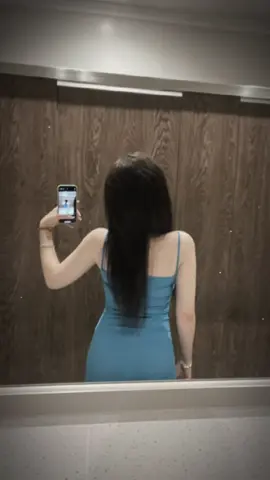 em ghệ váy xanh😉#capcut#xuhuong#outfit 