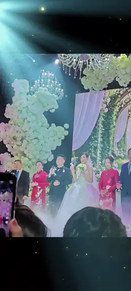 Cô dâu Đỗ Thị Hà hạnh phúc viên mãn bên chú rể Viết Vương và 2 bên gia đình. #damcuoidothiha #vietvuong #dothiha #wedding #damcuoi 