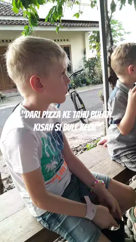 Liat mukanya deh... itu bukan senyum biasa, itu senyum jatuh cinta sama tahu bulat 😭 #jamutradisional  #hiddengems  #slowliving  #didesa  #wisatajogja 