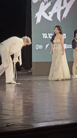 năm 14 tuổi, cô bé tình cờ xem ca khúc Chuyện tình tôi và đem lòng thương mến chàng ca sĩ ấy, ước mơ một ngày nào đó có thể gặp chàng ca sĩ ấy ngoài đời, 6 năm sau, ước mơ của cô bé 14 tuổi ấy đã thành sự thật 🫧  #KayTran #callmekay #kaytranfandayinhanoi 