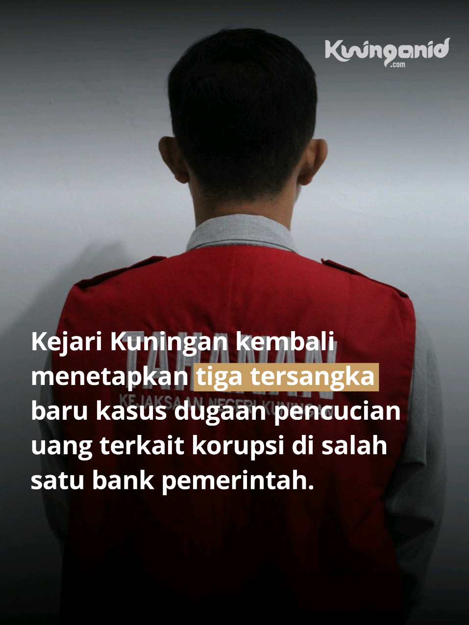 KUNINGAN — Kejari Kuningan kembali tetapkan 3 tersangka baru dalam kasus dugaan pencucian uang (TPPU) yang berkaitan dengan korupsi di salah satu bank pemerintah. Ketiganya berinisial M.Y, M.F, dan I.P, diduga membantu tersangka utama R.M.P dengan menyediakan rekening untuk menyamarkan uang hasil korupsi. Penyidik menemukan pola transfer dana masif antar rekening yang menunjukkan adanya niat jahat dan upaya menyembunyikan aliran uang haram. Kini ketiga tersangka resmi ditahan di Lapas Kelas IIA Kuningan selama 20 hari ke depan. Kejari masih terus menelusuri aliran dana miliaran rupiah yang diduga melibatkan pihak lain. 💰⚖️ #KuninganUpdate #BeritaKuningan #KasusKorupsi #TPPU #KejariKuningan 