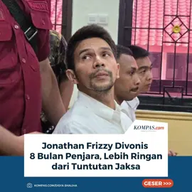 Aktor Jonathan Frizzy alias Ijonk dijatuhi hukuman 8 bulan penjara oleh Majelis Hakim Pengadilan Negeri Tangerang, Rabu (22/10/2025). Vonis ini lebih ringan dari tuntutan jaksa yang meminta 1 tahun penjara dalam kasus vape berisi obat keras. Majelis hakim menyatakan Ijonk terbukti bersalah turut serta mengedarkan sediaan farmasi yang tak memenuhi standar dan mutu, sesuai UU Kesehatan Nomor 17 Tahun 2023. Masa penahanan yang telah dijalani Ijonk akan dikurangkan dari total hukuman, dan ia juga diwajibkan membayar biaya perkara Rp 2.000. Penulis: Disya Shaliha, Andi Muttya Keteng Pangerang Kreatif: Jessica Emmanuella Produser: Elizabeth Ayudya Ratna Rininta #JonathanFrizzy #Ijonk #Vape #Hukum ##texvid