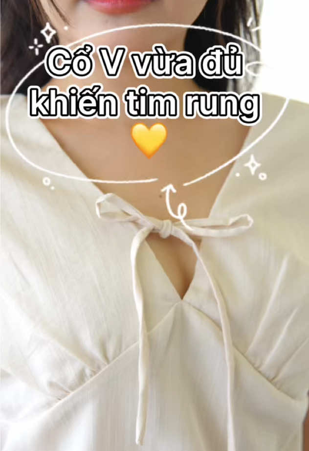 ✨ Đơn giản thôi mà sao cứ khiến mình mê mẩn. Áo Mira – dáng cổ V buộc nơ nhẹ nhàng, tôn cổ và vai cực xinh 💛 Mềm, mịn, nhẹ tênh — diện lên là thấy ngay sự thanh lịch “rất Aimer”. Dễ phối cùng chân váy, quần linen hay quần tây đều hợp! Một chiếc áo mà ai mặc cũng xinh, cũng dịu 🌿#aimerboutique #aomira #xuhuong #ThoiTrangNu #NewArrival